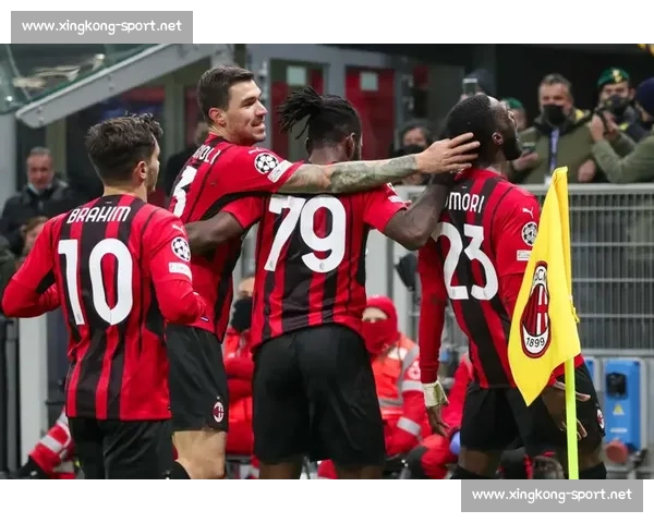 红蓝军团激情燃烧，那不勒斯球迷的狂欢日夜未眠！